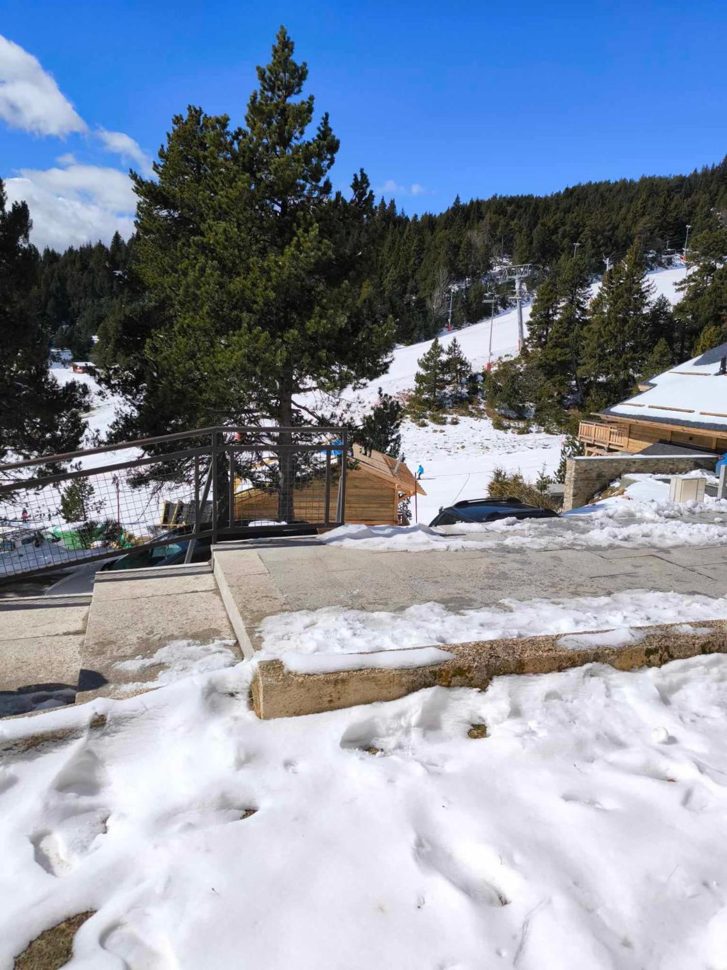 Cosy Isard P2000