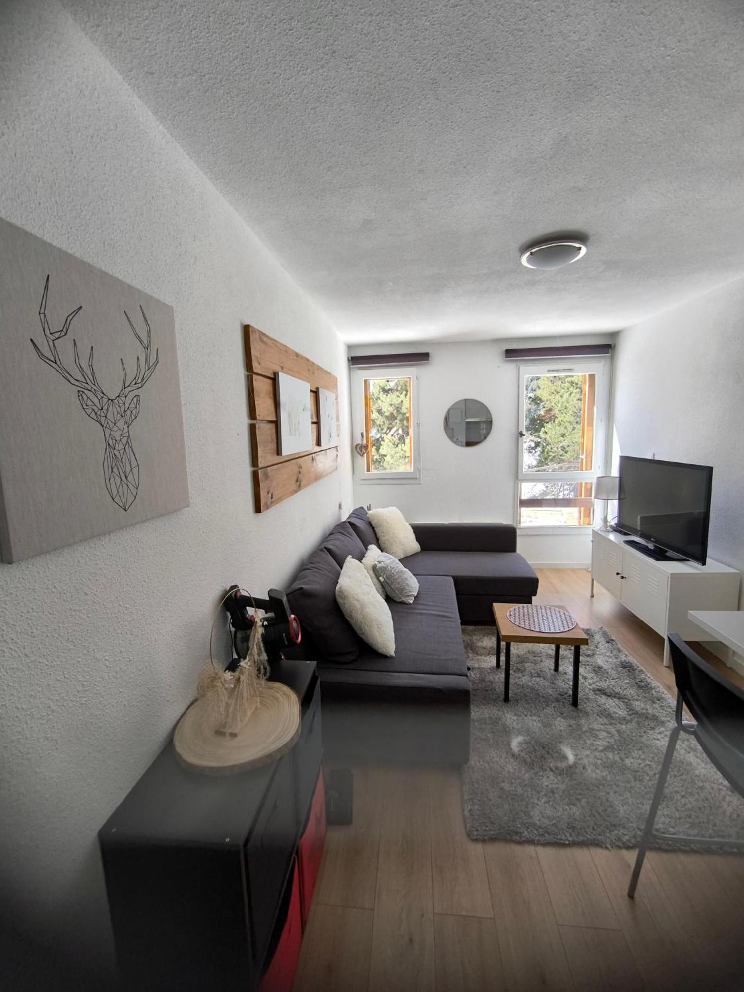 Cosy Isard P2000